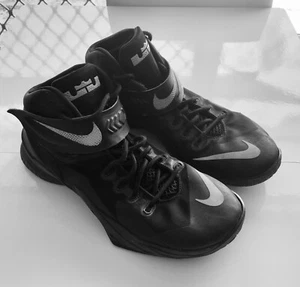 NIKE Le Bron , Size US 12.5 Mens Basketball Shoes - Picture 1 of 3