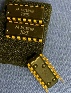 MC1808P MOTOROLA MC1808 GOLD VINTAGE 1970 NEW RARE COLLECTIBLE QTY-1 - Picture 1 of 1