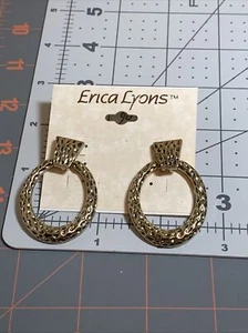 Erica Lyons goldfarbene strukturierte Türklopfer-Ohrringe neu auf Karte 18 $ - Bild 1 von 3