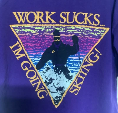 Винтажная графическая футболка Lee Big Bear Lake WORK SUCKS IM GOING SKIING размер L XL фиолетовая сделано в США - Изображение 1 из 4