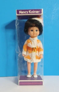 RARA BAMBOLA VINTAGE Fun World "Nancy Knitter" Hong Kong 8" con scatola vestito lavorato a maglia - Foto 1 di 14