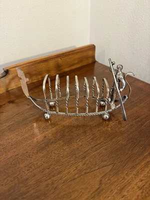 Antiguo estante para tostadas inglés plateado en forma de góndola con gondolero Foto 1 de 4