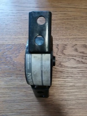 Заднее крепление двигателя для Nissan Stanza 1990-1992 годов выпуска  - Изображение 1 из 3