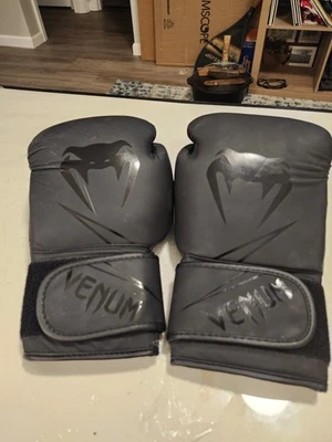 GUANTES DE AHORRO/BOXEO VENUM CLASSIC UNISEX - 14 OZ NUEVOS BUEN ESTADO Foto 1 de 4