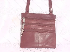 BOLSO BANDOLERA DELGADO DE CUERO SUAVE CON 3 CREMALLERAS DELANTERAS # MARRÓN #1027 - Imagen 1 de 2