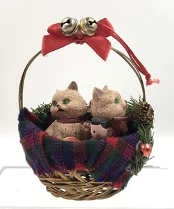 DE COLECCIÓN 2 GATITOS OJOS VERDES EN UNA CESTA ADORNO DE NAVIDAD - Imagen 1 de 5
