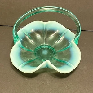 Blauer & opalisierender Glaskorb - gekräuselter Rand - applizierter Griff - Fenton - Bild 1 von 7