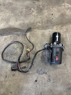 Bomba de ajuste e inclinación hidráulica OEM Volvo Penta / OMC Cobra P/N: 985846 Foto 1 de 4