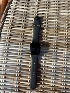 Apple Watch SE 40mm Space Grau Aluminiumgehäuse mit Schwarz Sportarmband -... - Bild 1 von 13
