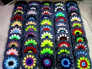 HANDGEHÄKELT, x 20 GRANNY SQUARES GRAU UMRANDET X 4 MEHRERE FARBEN JEDES QUADRAT, 4 Zoll - Bild 1 von 10
