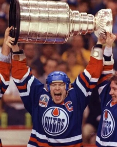 Mark Messier (Edmonton Oilers) Hoists 1990 Stanley Cup, 8x10 Color Photo - Picture 1 of 1