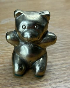 Pieza decorativa vintage de pisapapeles Happy Hugs de latón gordito oso - Imagen 1 de 7