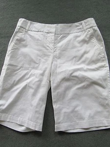 NWT ROZ & ALI White Junior Size 4 Flat Front WHITE BERMUDA SHORTS - Picture 1 of 3