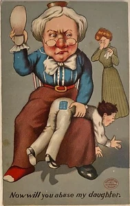 Dominante Frau schlägt kleinen Mann mit Schuh, weil er ihre Tochter missbraucht hat ~ Postkarte - Bild 1 von 2