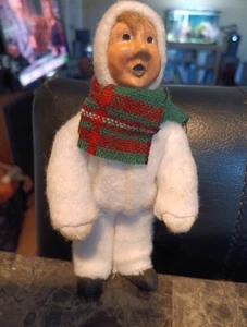 Vintage Byers Choice Weihnachtsmann Junge Kleinkind in weiß Schneeanzug karierter Schal - Bild 1 von 5