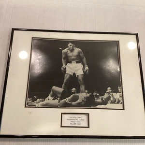 Großes gerahmtes klassisches Foto Ali besiegt Liston 25. Mai 1965 - Bild 1 von 6