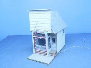 Modelo O CONSTRUIDO Artesano de Madera PEQUEÑA CIUDAD PELUQUERÍA con INTERIOR DETALLADO - Imagen 1 de 4