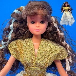 Muñeca M&C Princesa Andrea 11.5" Muñeca Coleccionable De Colección con Pelo Rizado y Vestido Dorado. - Imagen 1 de 24