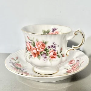 Set Piattini e Rose Rosa Paragon Su Appuntamento a Sua Maestà la Regina Viola - Foto 1 di 12
