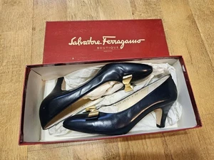 Salvatore Ferragamo BOUTIQUE 8 AA oder 7 RARITA Navy Kalbsleder Pumps Absatz Schleifen - Bild 1 von 13