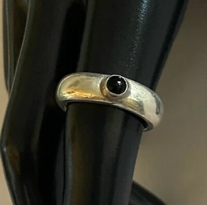 Sterling Silver 925 Smooth Band with Round Onyx Accent Stone Ring Sz 7 - Picture 1 of 6