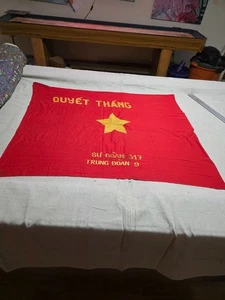 Bandiera NLF/VC originale epoca guerra Vietnam - "Determinata a vincere" e "Proletariato unito" - Foto 1 di 12