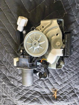 Conjunto de cierre y bloqueo de puerta trasera Honda 2017-2024 OEM 74800-TLA-A51 Foto 1 de 4