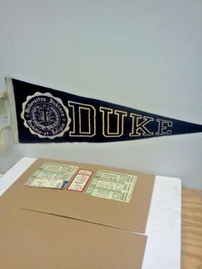 1950 / 60er Jahre Duke Univeristy Wimpel / Banner mit 7 Basketball Tickets - Bild 1 von 10