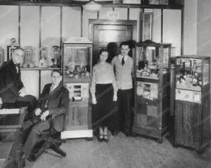 Ausstellungsbedarf Showroom mit Kranbagger 8x10 Nachdruck des alten Fotos - Bild 1 von 1