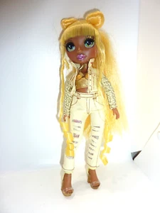 Bambola Rainbow High Sunny Madison vestito giallo bambola capelli alta moda arcobaleno - Foto 1 di 4