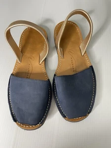Avarcas Monica Menorca Womens Sandals Size 39 Blue Gold Leather EUC Summer - Foto 1 di 6