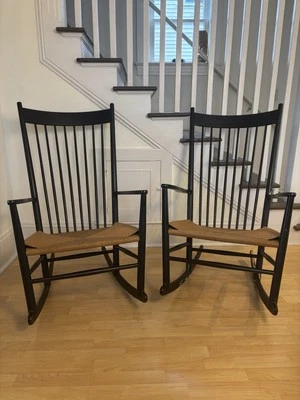 20 世纪 60 年代 Hans Wegner FDB Mobler J16 黑色摇椅,一对 — 第 1/4 张图片