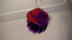 RED HAT SOCIETY ornamento regalo sciocco viola ornamento piuma cappello rosso Club Holdiay - Foto 1 di 5