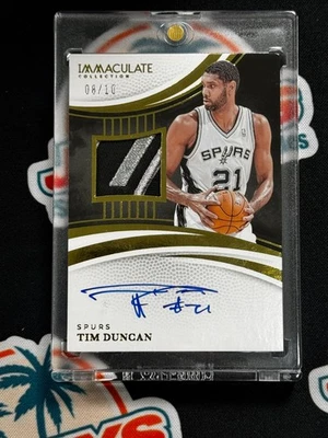 Parche con logotipo inmaculado Panini 2024-25 automático #/10 dorado autógrafo de Tim Duncan Spurs Foto 1 de 2