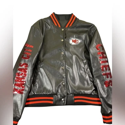 NFL Kansas City Chiefs Lentejuelas Imitación Cuero Chaqueta Universitaria Mujer Pequeña Negra Roja Foto 1 de 4