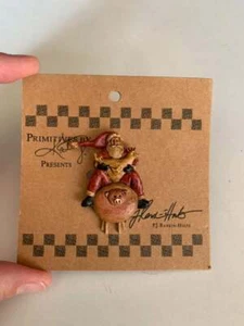 Adorable primitive resin pin. Santa riding a pig while carrying chicken. Pj rank - Picture 1 of 4