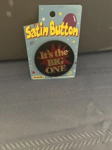 NEW BLACK SATIN PARTY WEARABLE BUTTON "ITS THE BIG ONE" DIPLOMA MILL BN152 - Picture 1 of 6