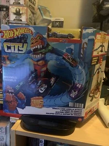 Hot Wheels City Wreck & Ride Gorilla Attack & 1 Car Connects to Gas Station Set - Picture 1 of 2
