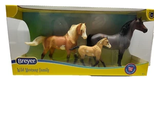 BREYER 'WILD MUSTANG FAMILY' 2 HORSES. 1 FOAL NEW IN BOX - Picture 1 of 8