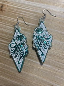 Handgefertigte Harz Ohrringe blau, weiß, Oktopus baumelnd funkelnd - Bild 1 von 4