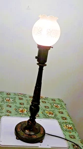 Antiker polychromter Lampenfuß aus Gusseisen mit geätztem Glasschirm - Bild 1 von 7