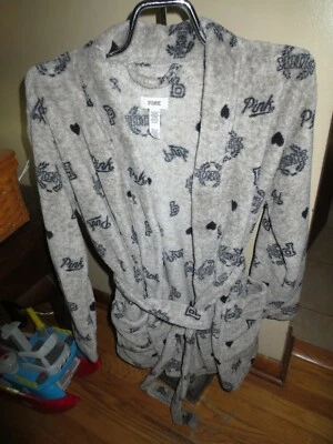 Bata corta envolvente polar gris rosa con logotipos azules para mujer con cinturón talla XS excelente  Foto 1 de 3