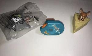 Hardee’s 2000 Tom And Jerry Toys - Charging Cheddar, Squirting Tom, Show Viewer - Picture 1 of 12