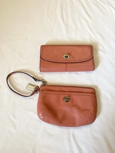 Lote de 2 billeteras y muñecas Coach “Turnlock” de cuero rosa - Imagen 1 de 17