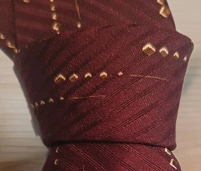 Corbata Bill Blass Hombre Granate con Patrón Geométrico Dorado 100% Seda Foto 1 de 4