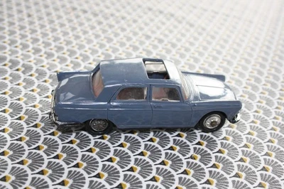 Voiture miniature Norev plastique Peugeot 404 berline Réf N° 51 au 1/43 - Photo 1/4