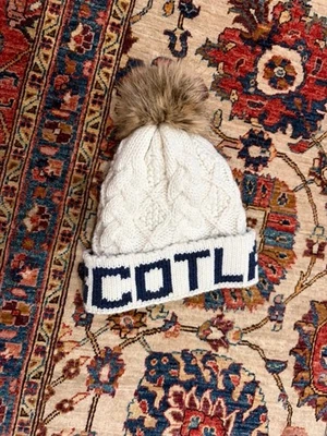 Chapéu de inverno Aran Traditions Scotland malha gorro creme pele sintética pom forrado de lã - Imagem 1 de 4