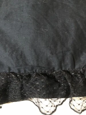 "Falda de cama Betsey Johnson negra con borde de encaje Queen 14"" esquinas divididas" Foto 1 de 4