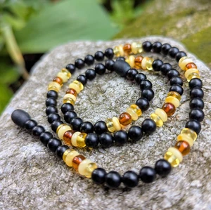 Collar redondo de cuentas ámbar báltico natural negro multicolor unisex joyería única - Imagen 1 de 6