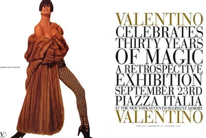 1992 Valentino Furs abrigo de arena Linda Evangelista revista anuncio - Imagen 1 de 1